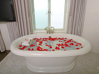 bathtubwithpetals1