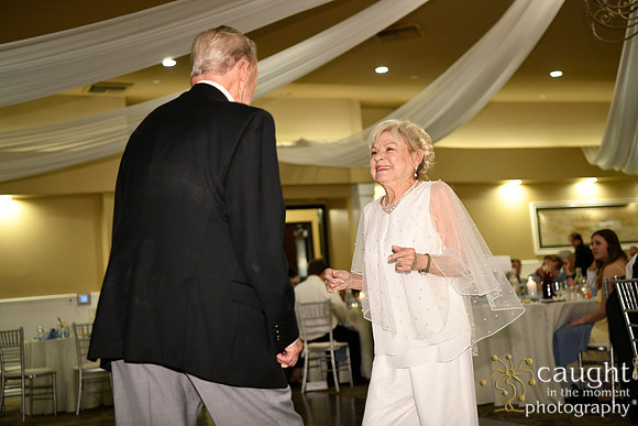 039 395 Rasmussen Wedding - Dancing Cake